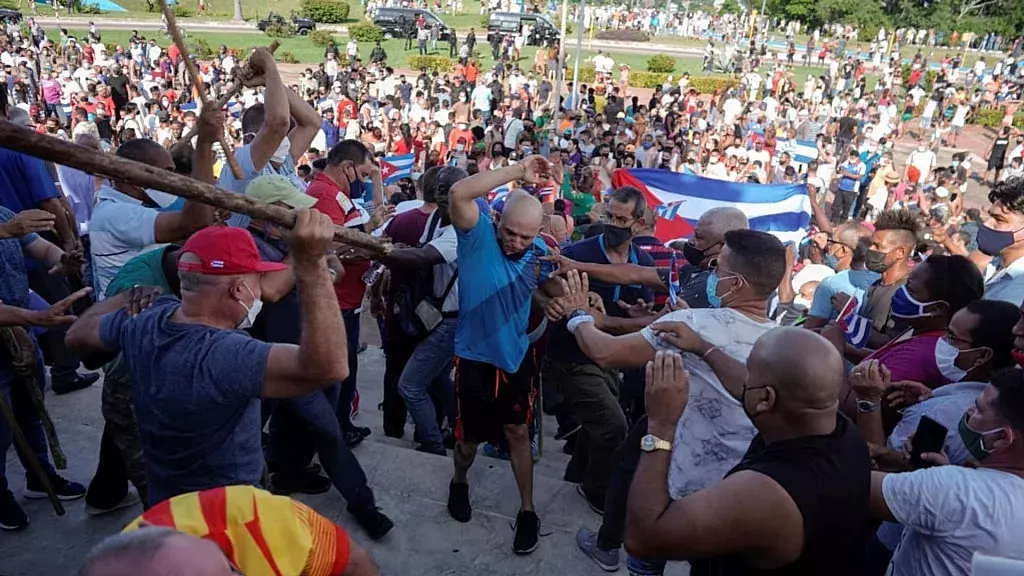 Paramilitares del gobierno reprimen manifestación en Cuba el 11 de julio de 2021