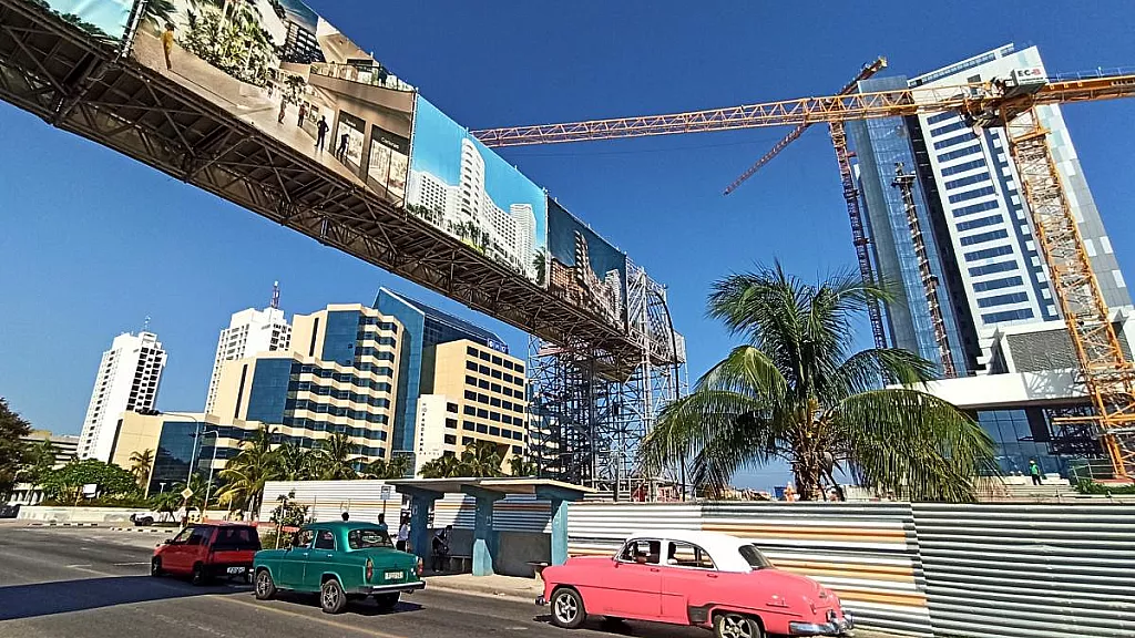 Autos pasan junto a hoteles en construcción y otros ya abiertos.