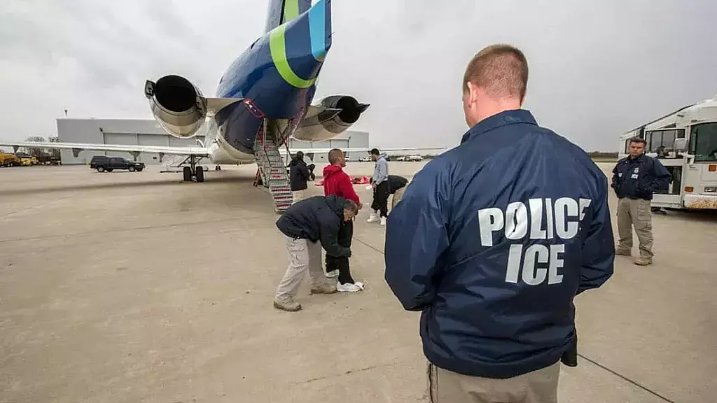 ICE deportando migrantes en EE.UU