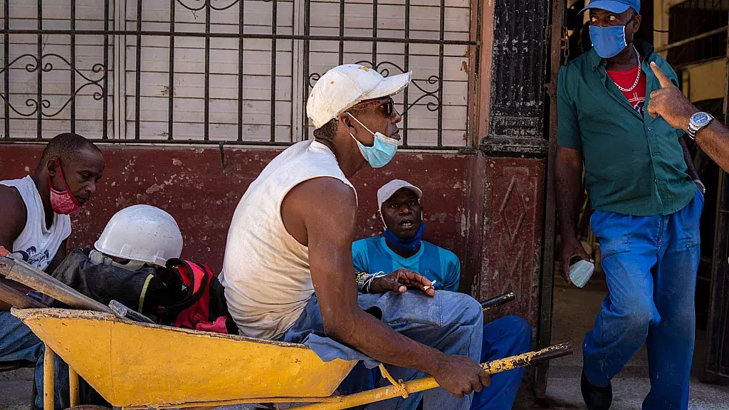 Trabajadores en Cuba