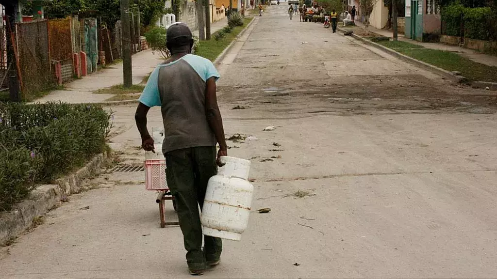 Hombre con balita de gas en La Habana