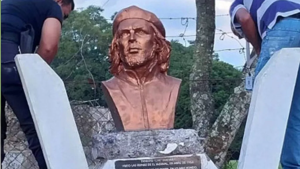 Derriban estatua del Che en El Salvador