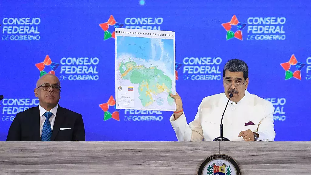 El dictador Nicolás Maduro ordena difundir el nuevo mapa de Venezuela que incluye al Esequibo