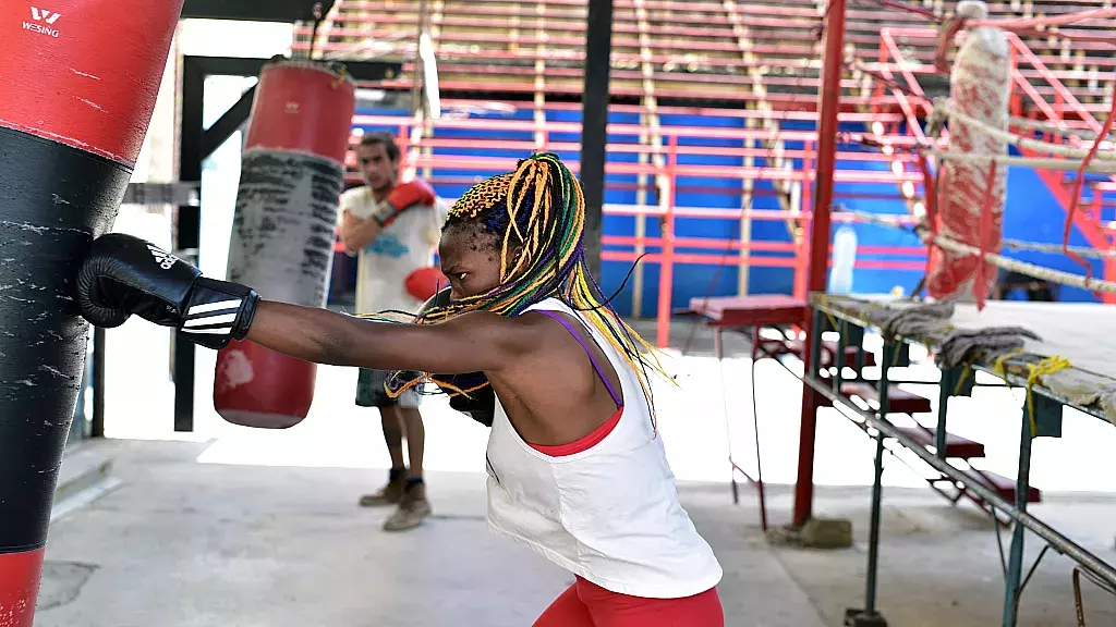 Mujeres boxeando en Cuba