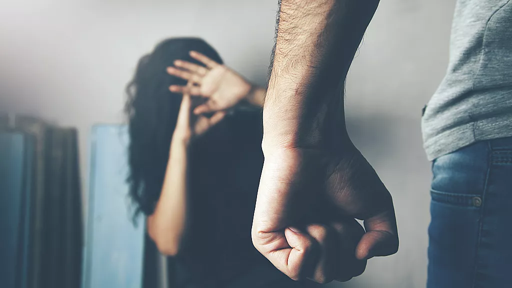 Intento de feminicidio: la golpeó, obligó a tomar veneno y la empujó de su auto en movimiento