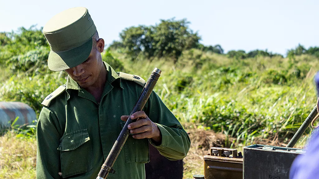 Militares cubanos con armamento