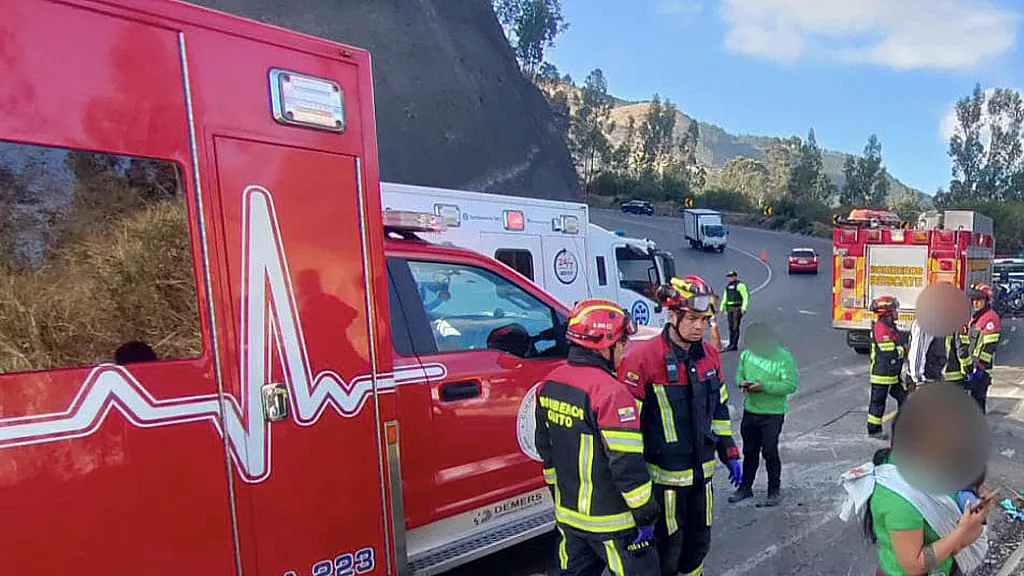 Reportan 9 muertos y más de una decena de heridos en accidente de autobús en Ecuador