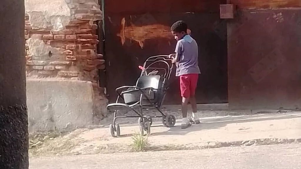 Niño vende aguacates en calles de Santiago de Cuba