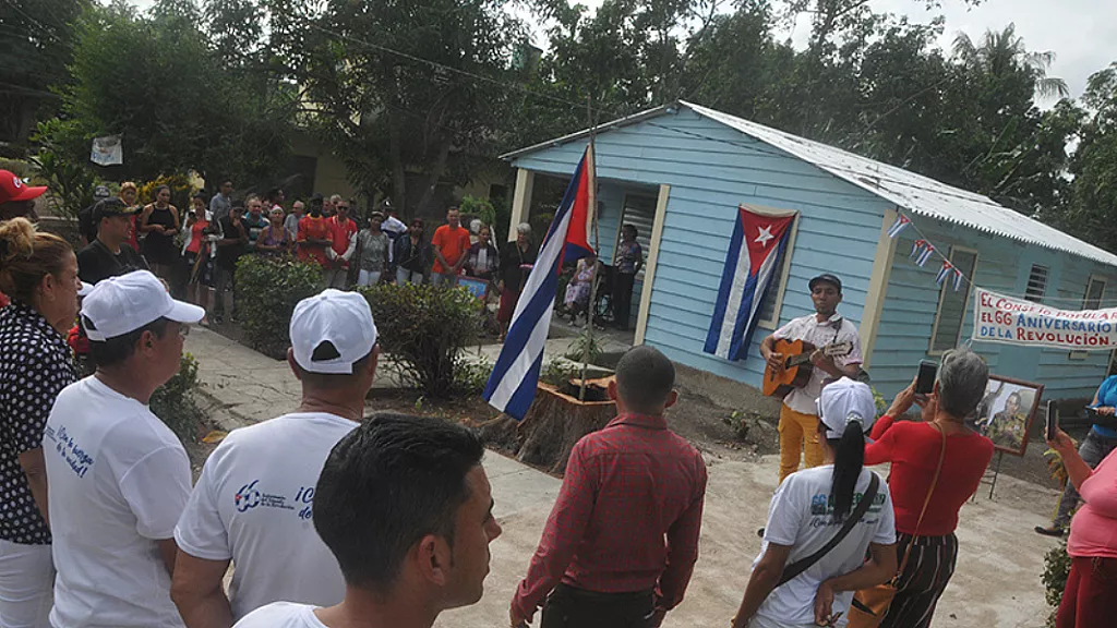 En Las Tunas se entregaron dos casas de maderas en &amp;quot;saludo&amp;quot; a la revolución