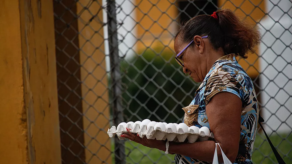 Foto de archivo: Una mujer en Santiago de Cuba transporta un paquete de huevos a su casa.