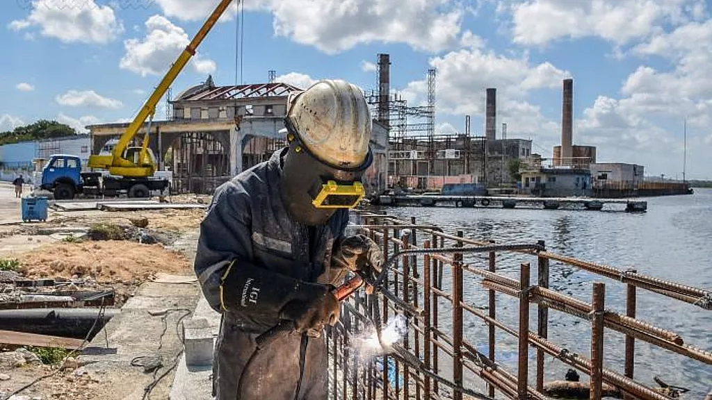 Trabajadores en Cuba