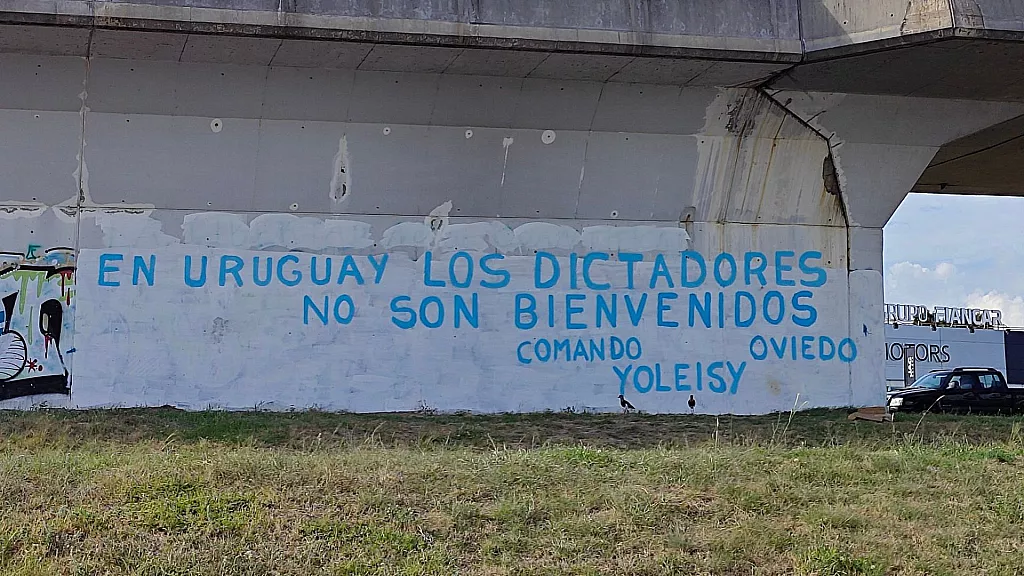 &quot;En Uruguay los dictadores no son bienvenidos&quot;, cubanos se manifiestan