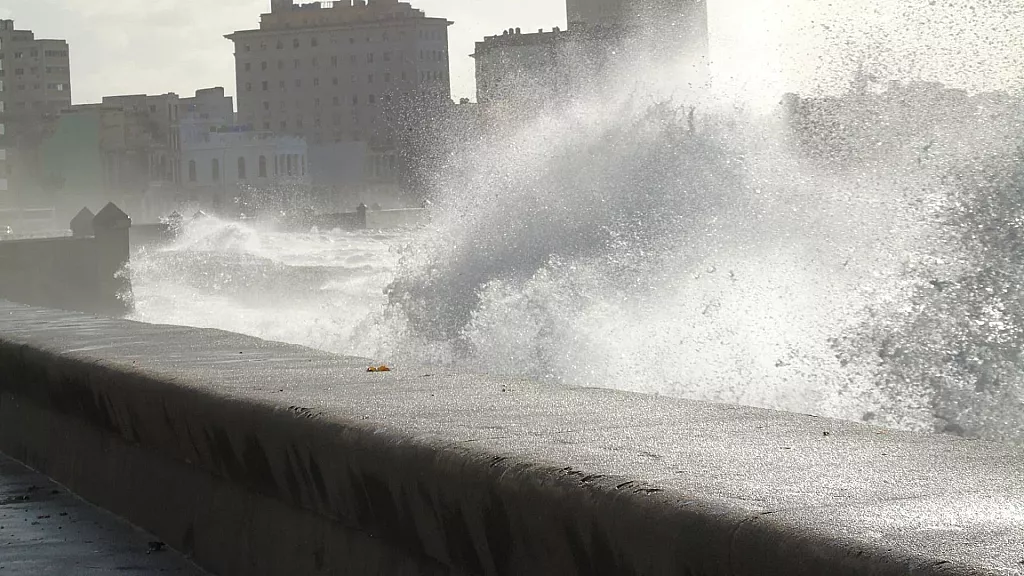 Fuerte oleaje en el malecón de La Habana