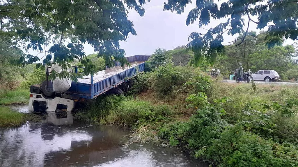 El conductor de la rastra perdió el control y cayó a un canal
