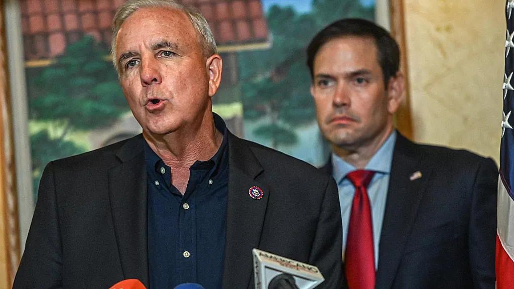 Congresista Gimenez pide suspender envío de remesas y vuelos a Cuba