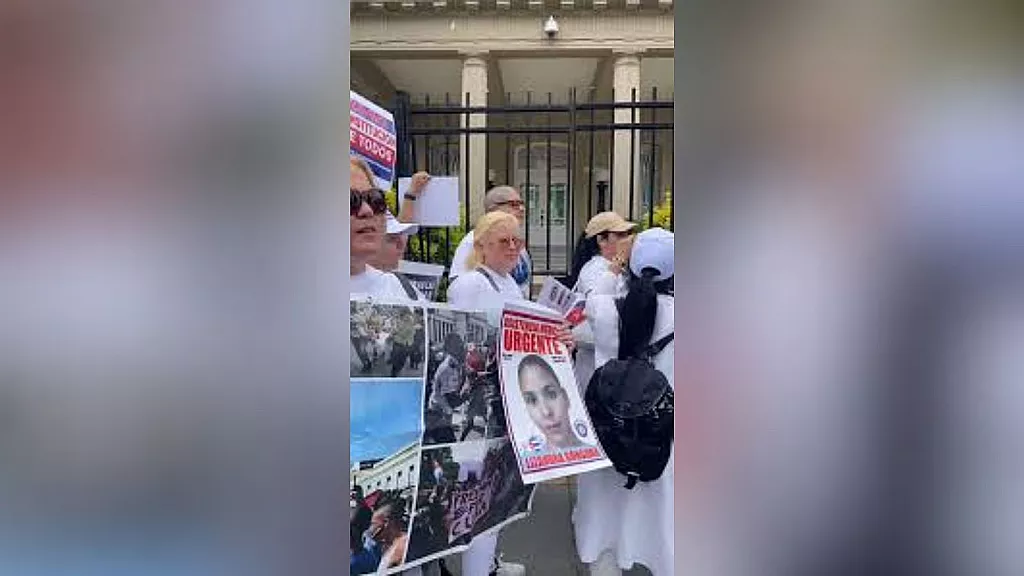 Escena de la protesta frente a la embajada del régimen cubano en EEUU