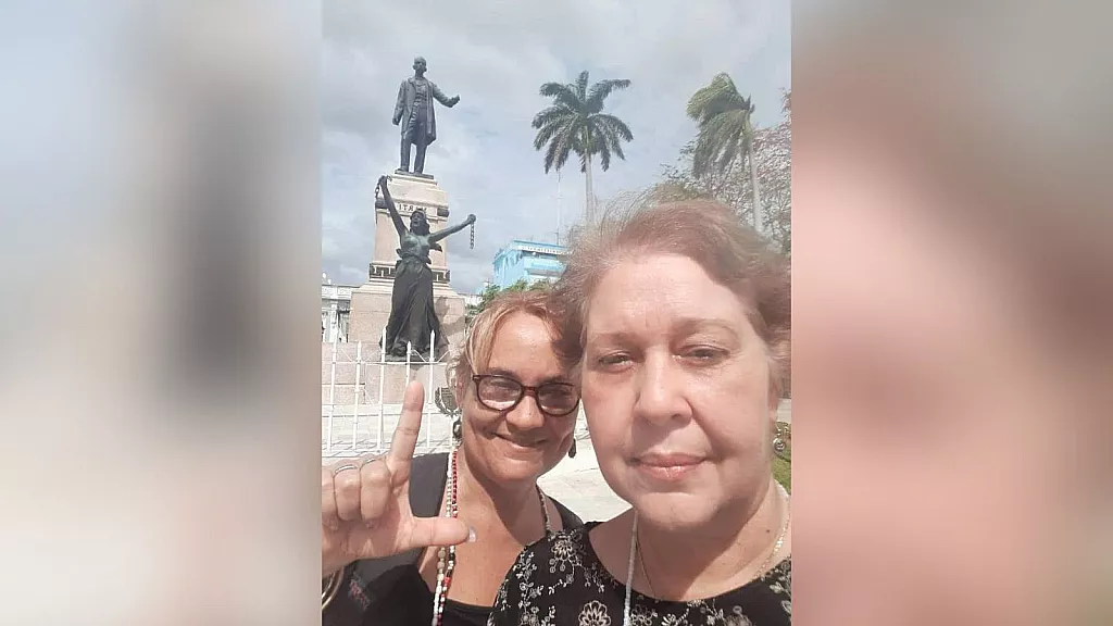 Alina Bárbara López Hernández junto a Jenny Victoria Pantoja Torres