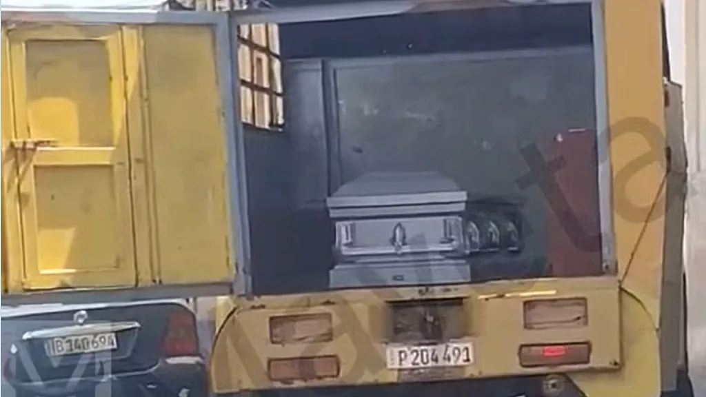 Momento en el que montan el ataúd vacío en un camión
