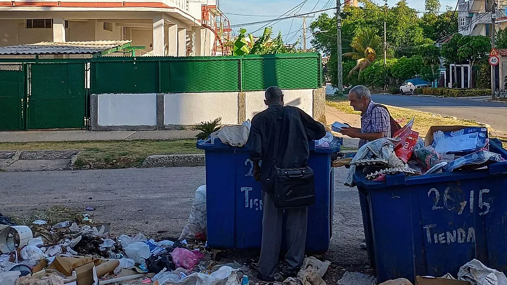 Cubanos buscan comida en la basura