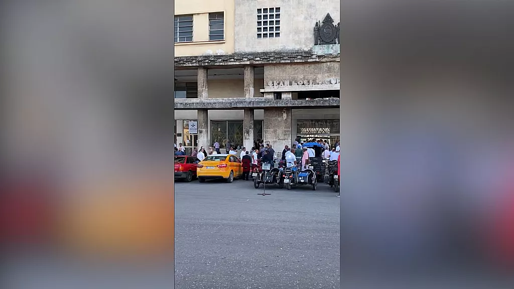 Masones a la entrada de la Gran Logia de Cuba