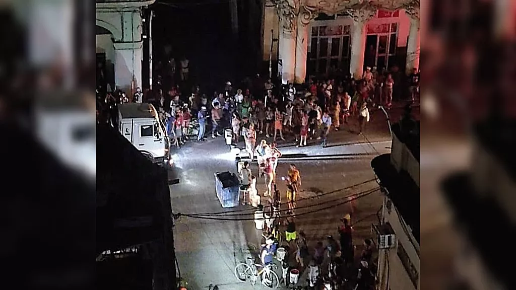 La noche del martes permaneció bloqueada la calle Reina, en Centro Habana