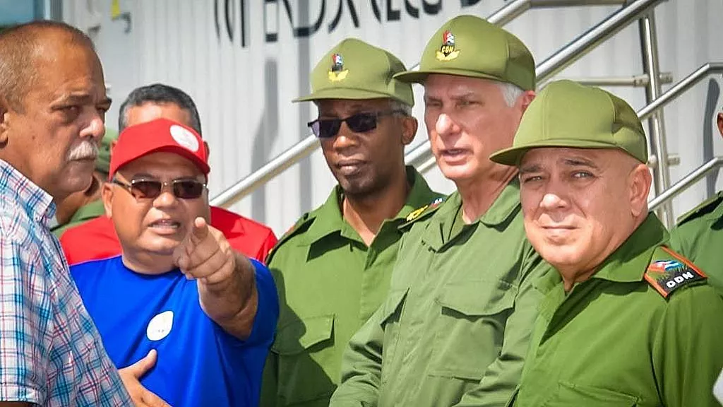 Funcionarios del régimen cubano entre los que destaca Miguel Díaz-Canel y Dr. Roberto Morales Ojeda.