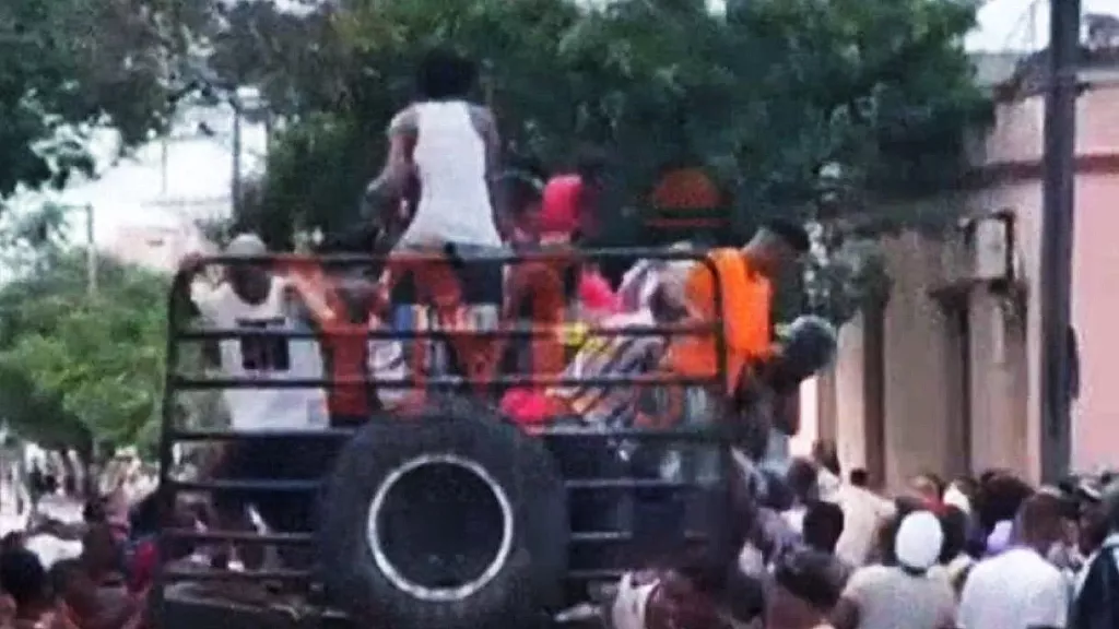 Avalancha de personas tras caerse cajas de picadillo de un camión en Santiago de Cuba.