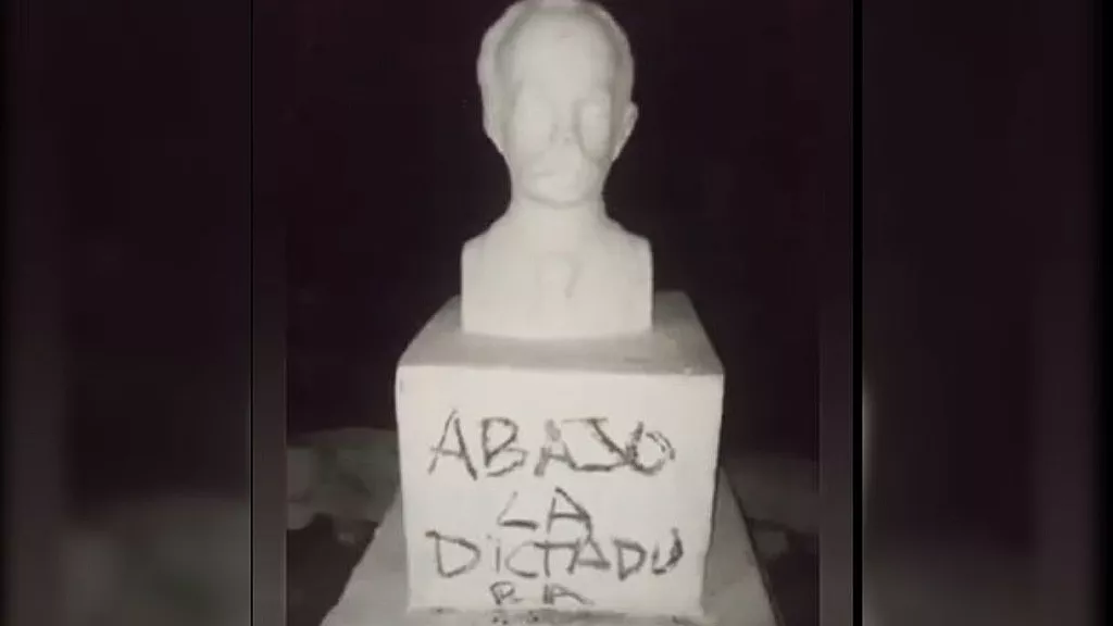 Carteles contra la dictadura en diferentes zonas de La Habana