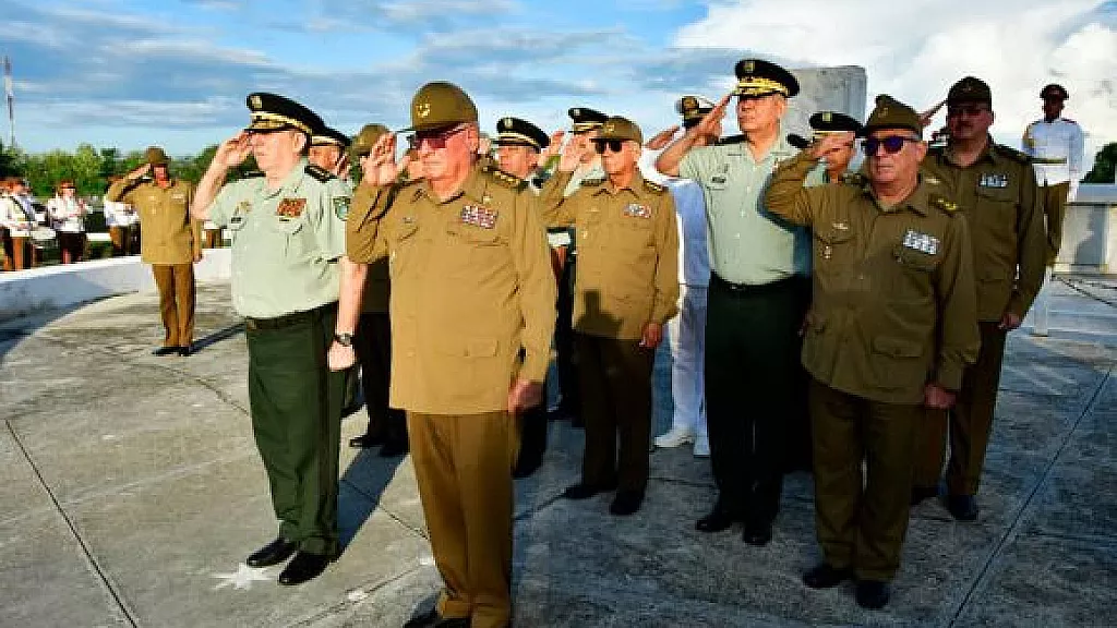 Alto cargo del Ejército nicaragüense de visita en la isla