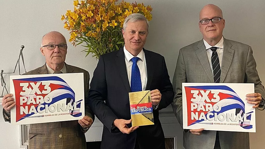 Mandatario electo de Chile José Antonio Kast junto a miembros de la Resistencia Cubana