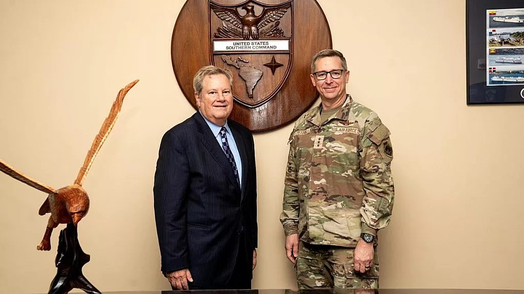 Mike Hammer se reúne con jefe del Comando Sur de EEUU