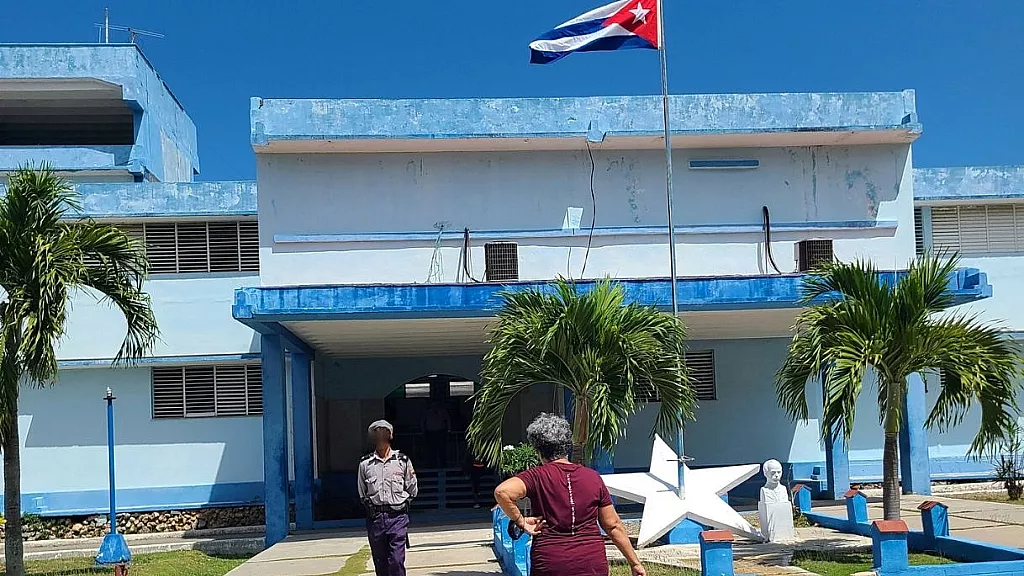 Caridad Silvente en estación policial de Alamar, La Habana.