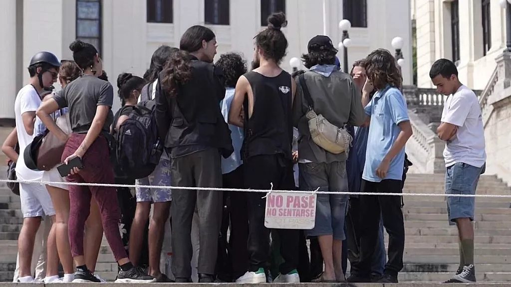 Sentada pacífica de estudiantes en escalinata de la UH.