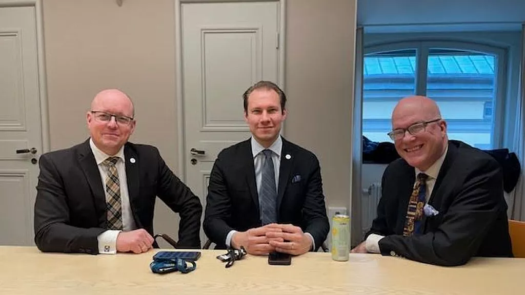 : De izquierda a derecha, los políticos suecos Björn Söder y Markus Wiechel con el Dr. Orlando Gutiérrez Boronat de la ARC