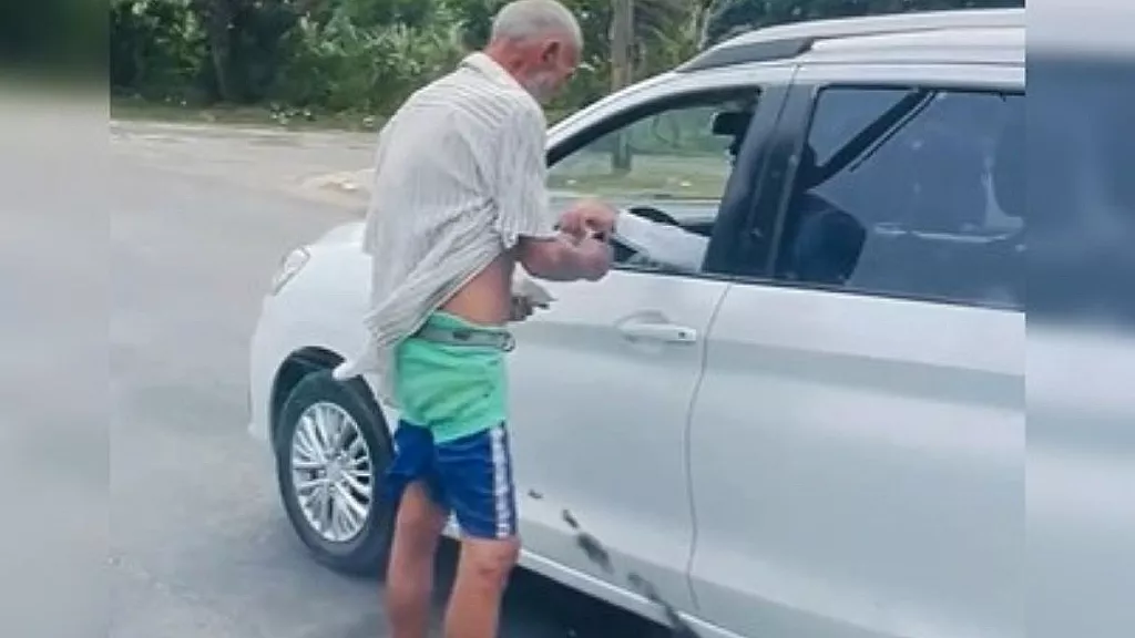 Anciano pide dinero en calles de La Habana. Abril de 2026