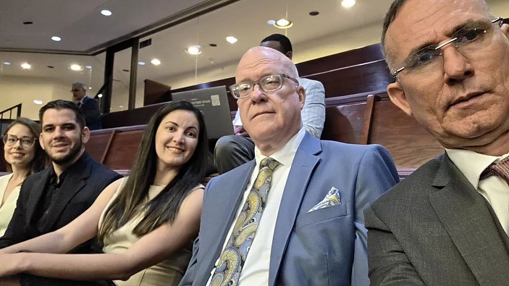 Durante la sesión, legisladores de ambos partidos ofrecieron un aplauso en señal de respaldo al Acuerdo de Liberación, representado en el hemiciclo por Payá, Ferrer y el Dr. Gutiérrez Boronat.