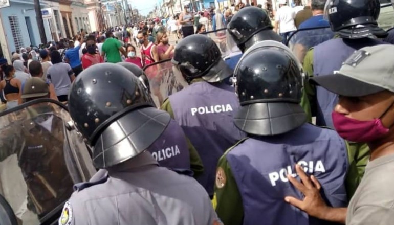Policías y soldados durante represión del 11J en Matanzas.