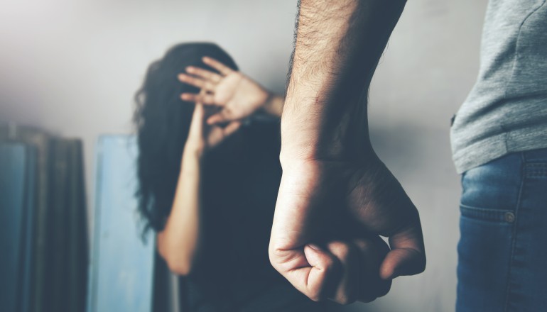 Intento de feminicidio: la golpeó, obligó a tomar veneno y la empujó de su auto en movimiento