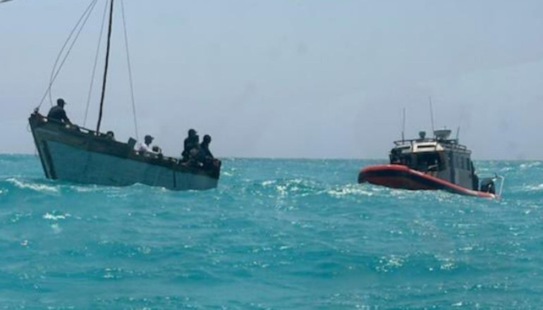 Balseros cubanos interceptados por la Guardia Costera