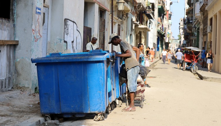 Deambulantes revisan la basura en La Habana