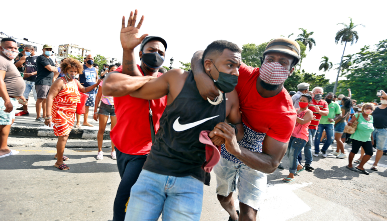 Las personas afrodescendientes han recibido sanciones más severas por protestar el 11J