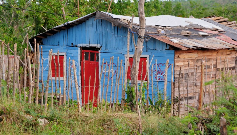 Miles de familias viven en casas con pisos de tierra en Cuba