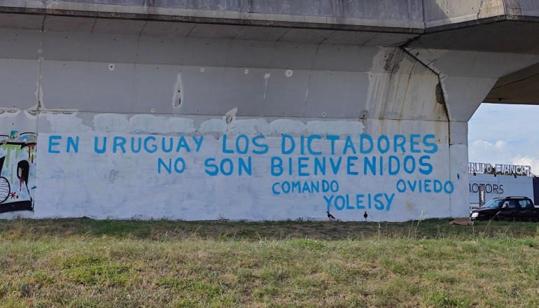 "En Uruguay los dictadores no son bienvenidos", cubanos se manifiestan