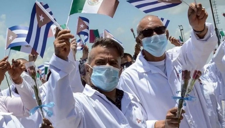 Dictadura cubana reconoce que ha retirado pasaportes a los médicos de las misiones