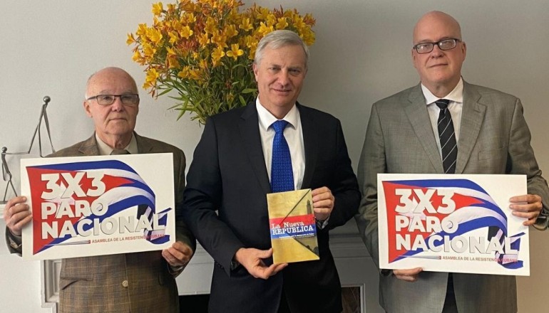 Mandatario electo de Chile José Antonio Kast junto a miembros de la Resistencia Cubana