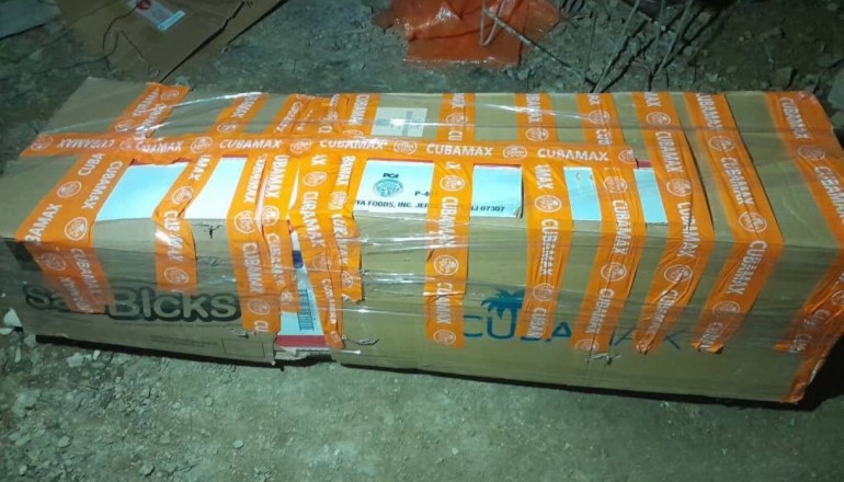 Un ataúd hecho de cajas de cartón en Cuba