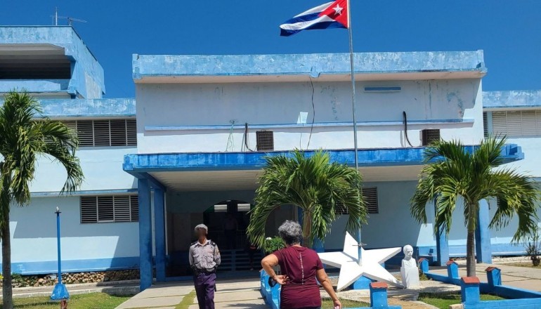 Caridad Silvente en estación policial de Alamar, La Habana.