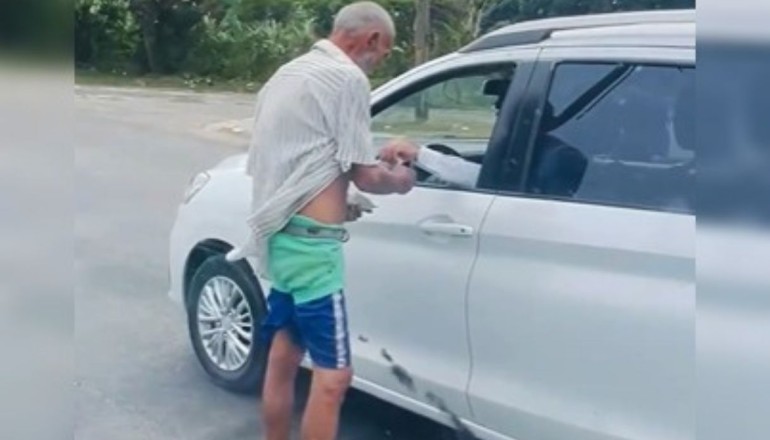 Anciano pide dinero en calles de La Habana. Abril de 2026