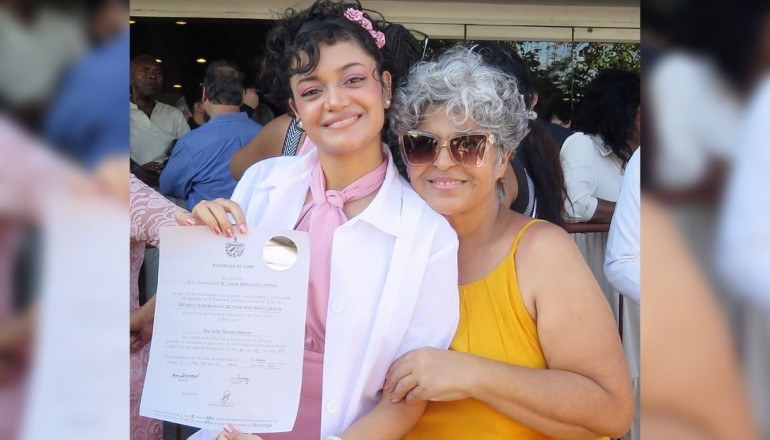Influencer cubana Anna Sofía Benítez y su madre Caridad Silvente