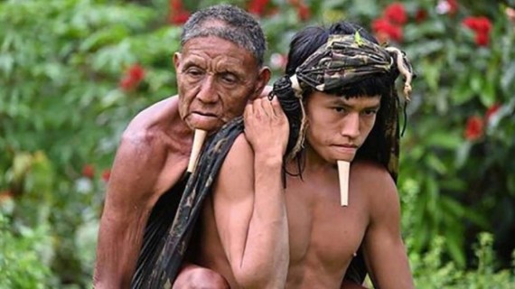 Brasil: joven carga a su padre durante 6 horas para que lo vacunen Brasil: joven carga a su padre durante 6 horas para que lo vacunen